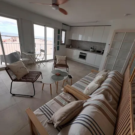 Les Pieds Dans L'eau - *