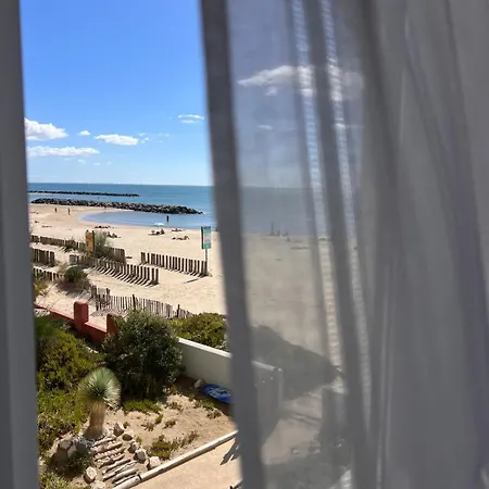 Les Pieds Dans L'eau - *