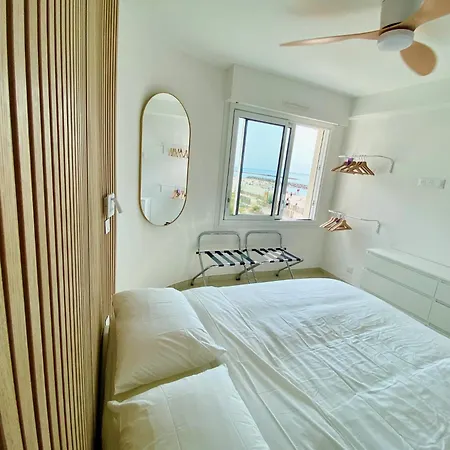 Les Pieds Dans L'eau - *