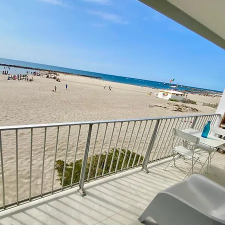 Les Pieds Dans L'eau - *